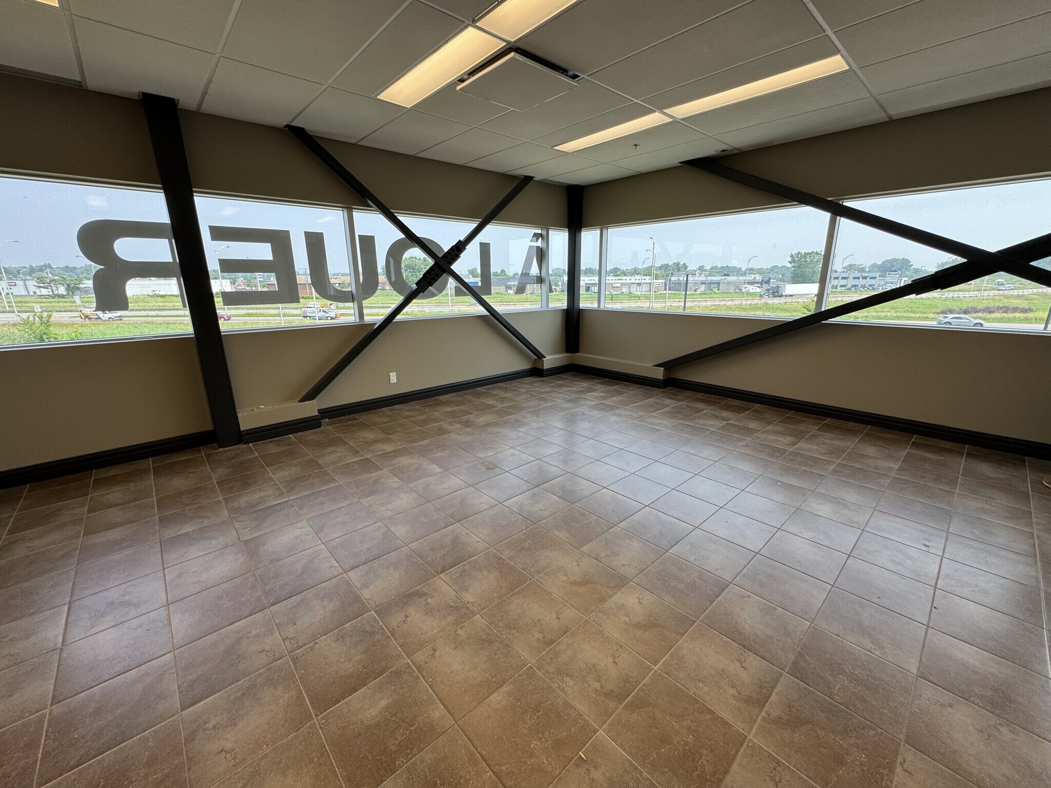 6100-6140 Rue Christophe-Pelissier, Trois-Rivières, QC à louer Photo intérieure– Image 1 sur 8