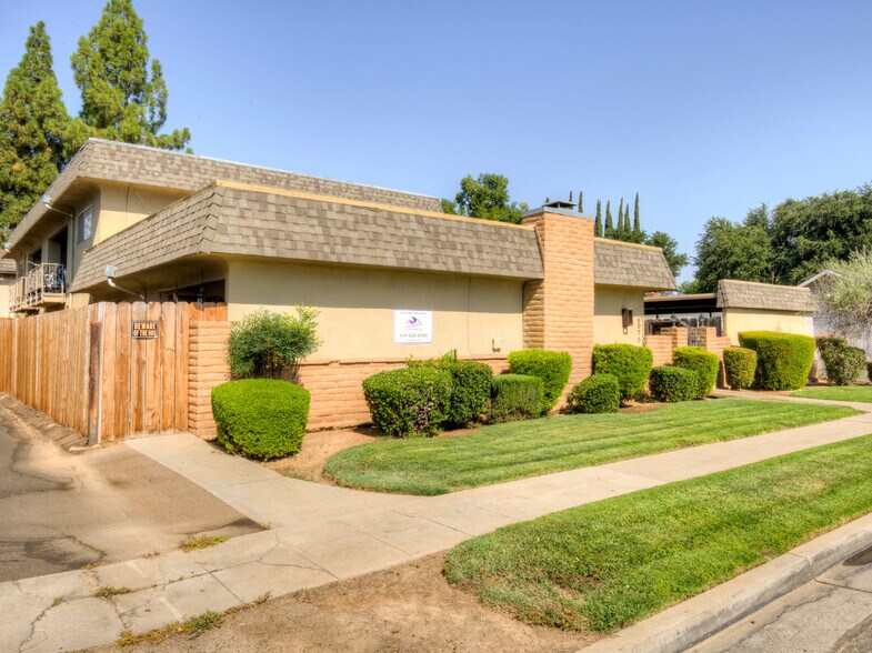 6075 N Poplar Ave, Fresno, CA à vendre - Photo de l’immeuble – Image 1 sur 11