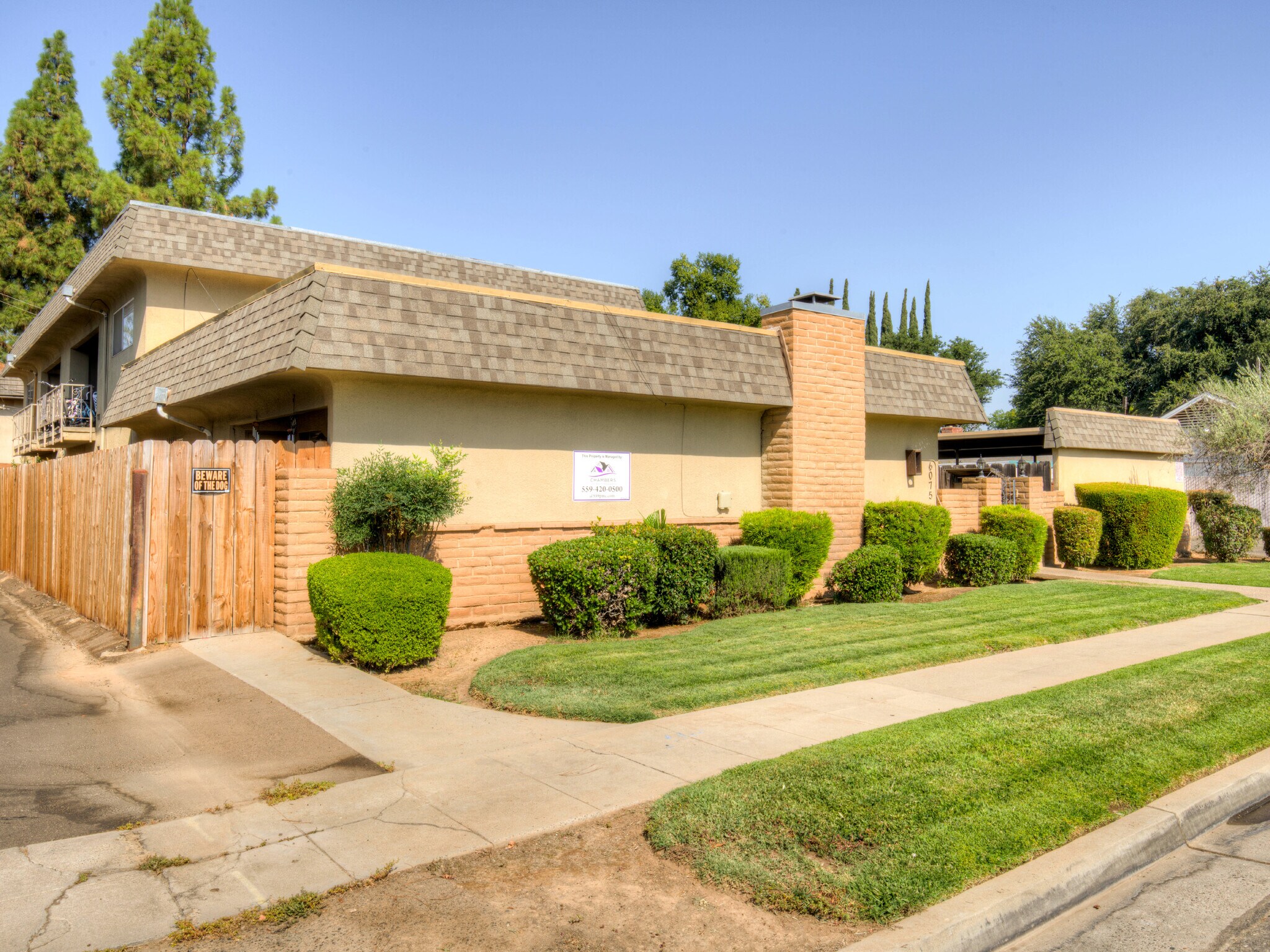 6075 N Poplar Ave, Fresno, CA à vendre Photo de l’immeuble– Image 1 sur 12