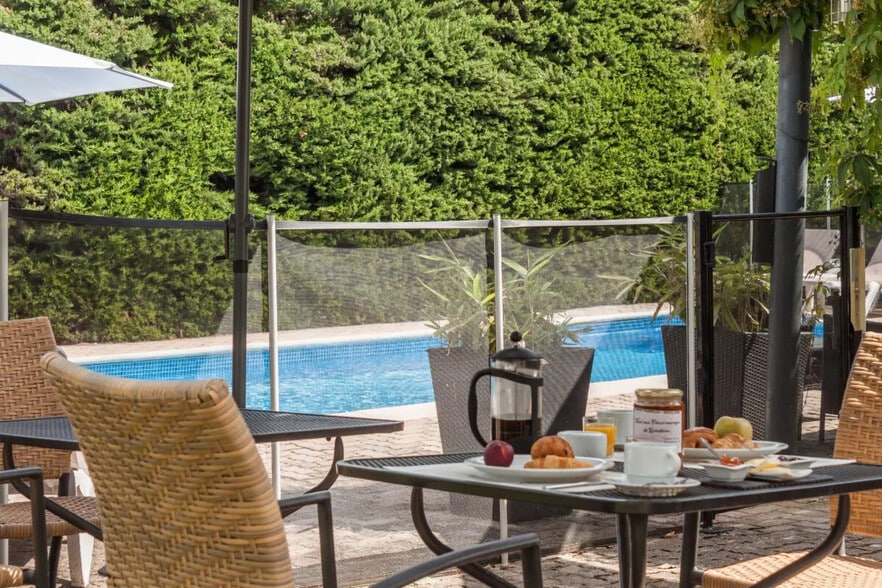 2340 Route De Cagnes, Vence à vendre - Photo de l’immeuble – Image 2 sur 12