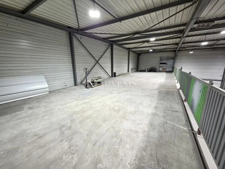 Local d'activités dans Claye-Souilly à vendre - Photo de l’immeuble – Image 3 sur 12