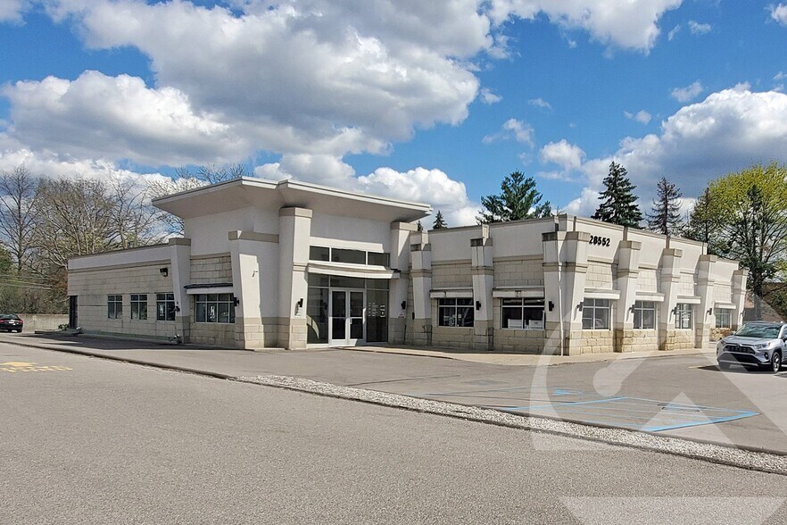 28552 Orchard Lake Rd, Farmington Hills, MI à louer - Photo de l’immeuble – Image 3 sur 3