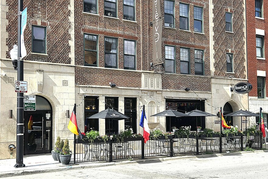 844 W Montrose Ave, Chicago, IL à louer - Photo de l’immeuble – Image 3 sur 10