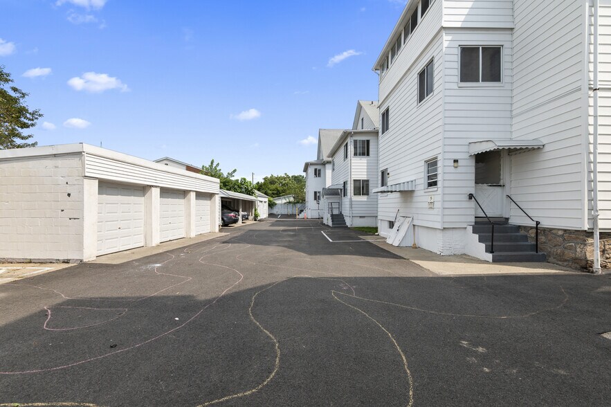 164 Wardwell St, Stamford, CT à vendre - Photo de l’immeuble – Image 3 sur 11