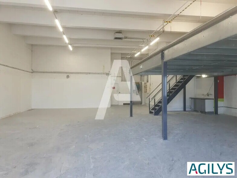 Local d’activités dans Rungis à louer - Photo de l’immeuble – Image 1 sur 5