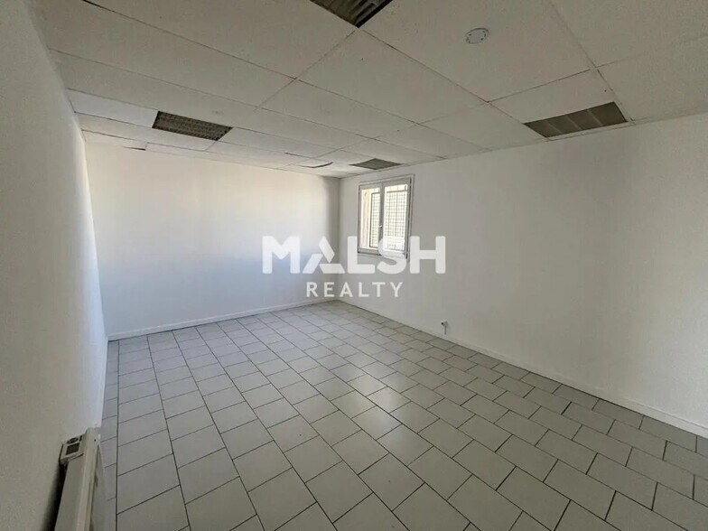 Bureau dans Vénissieux à louer - Photo de l’immeuble – Image 2 sur 7