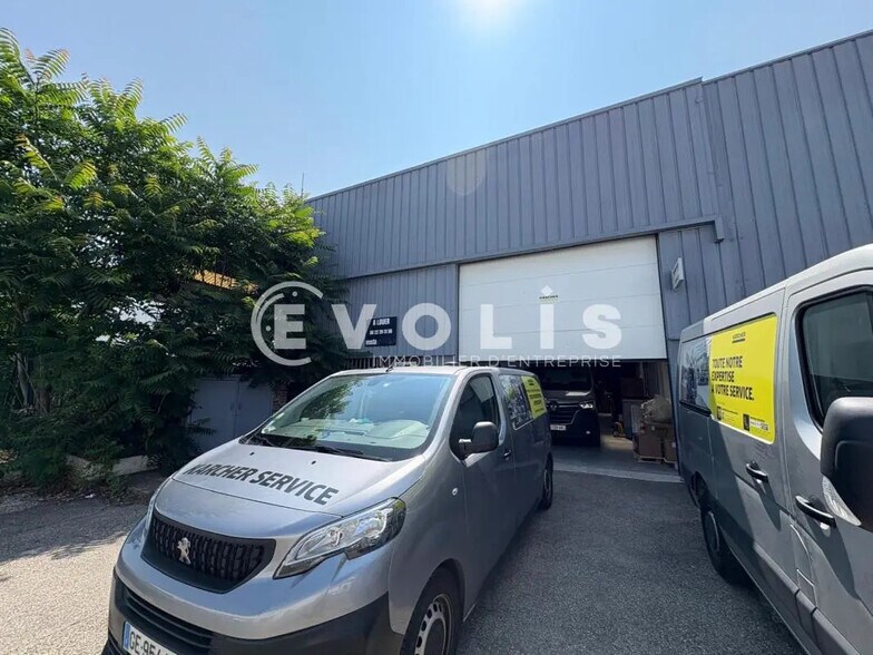 Local d’activités dans Vénissieux à louer - Photo de l’immeuble – Image 1 sur 17