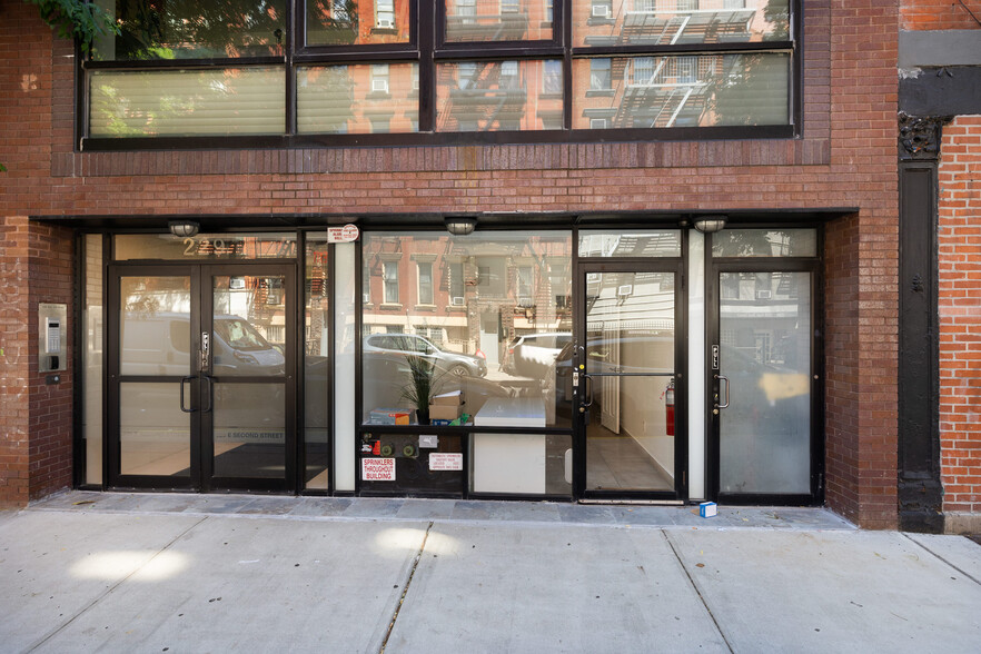 229 E 2nd St, New York, NY à vendre - Photo de l’immeuble – Image 1 sur 10
