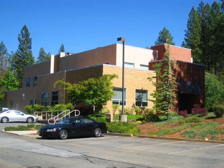 333 Crown Point Cir, Grass Valley, CA à louer - Photo de l’immeuble – Image 1 sur 19