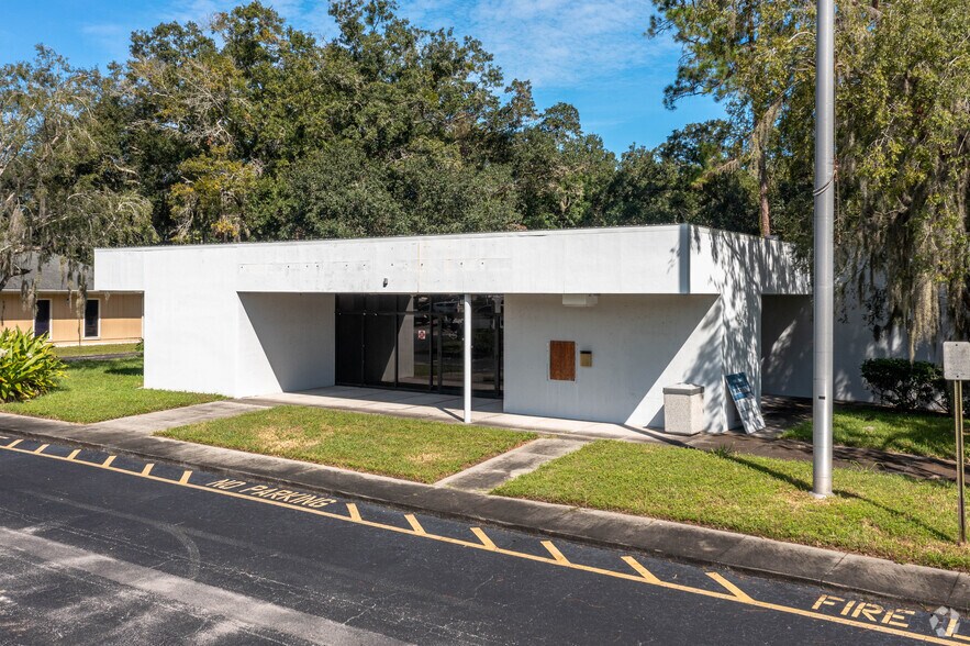 110 W Bloomingdale Ave, Brandon, FL à louer - Photo de l’immeuble – Image 3 sur 4