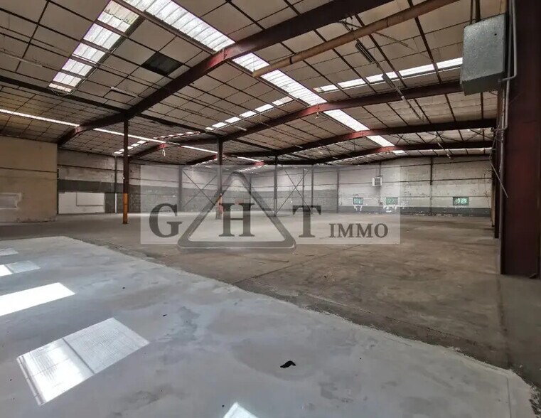 Industriel/Logistique dans Plaisir à vendre - Photo intérieure – Image 2 sur 5