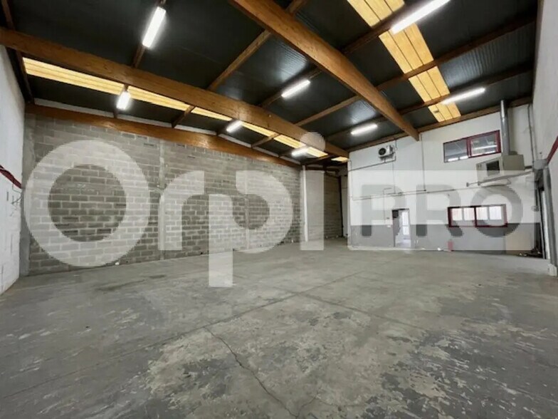 Local d’activités dans Émerainville à louer - Photo de l’immeuble – Image 3 sur 7