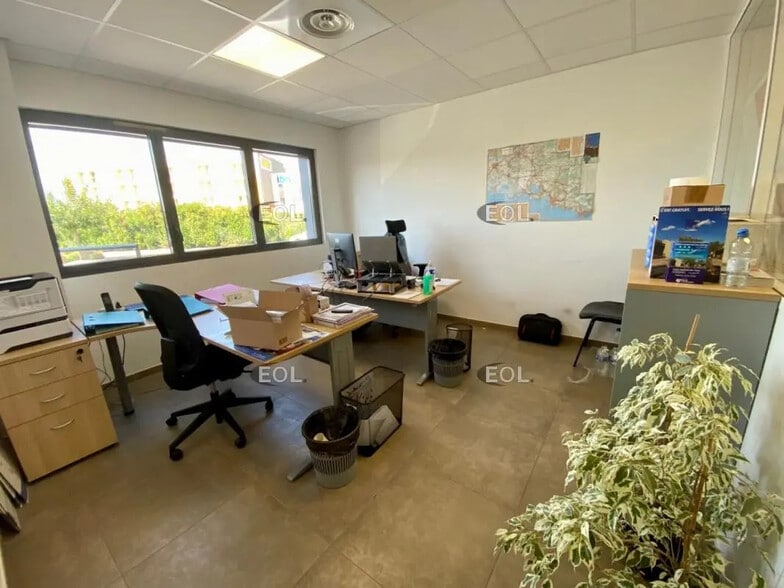 Local d’activités dans Saint-Martin-de-Crau à louer - Photo de l’immeuble – Image 3 sur 3