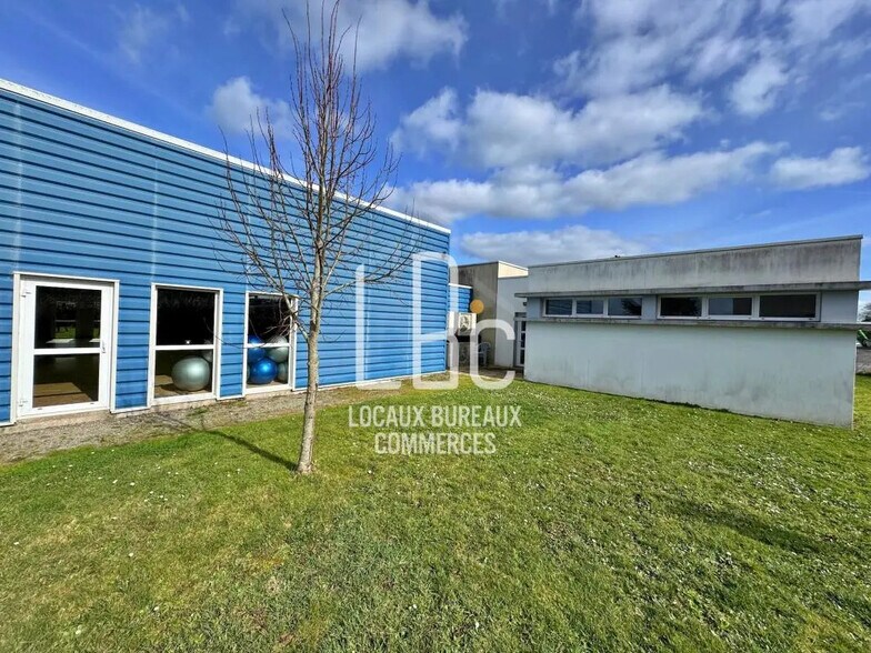 Local d'activités dans Saint-Hilaire-de-Chaléons à vendre - Photo de l’immeuble – Image 2 sur 22