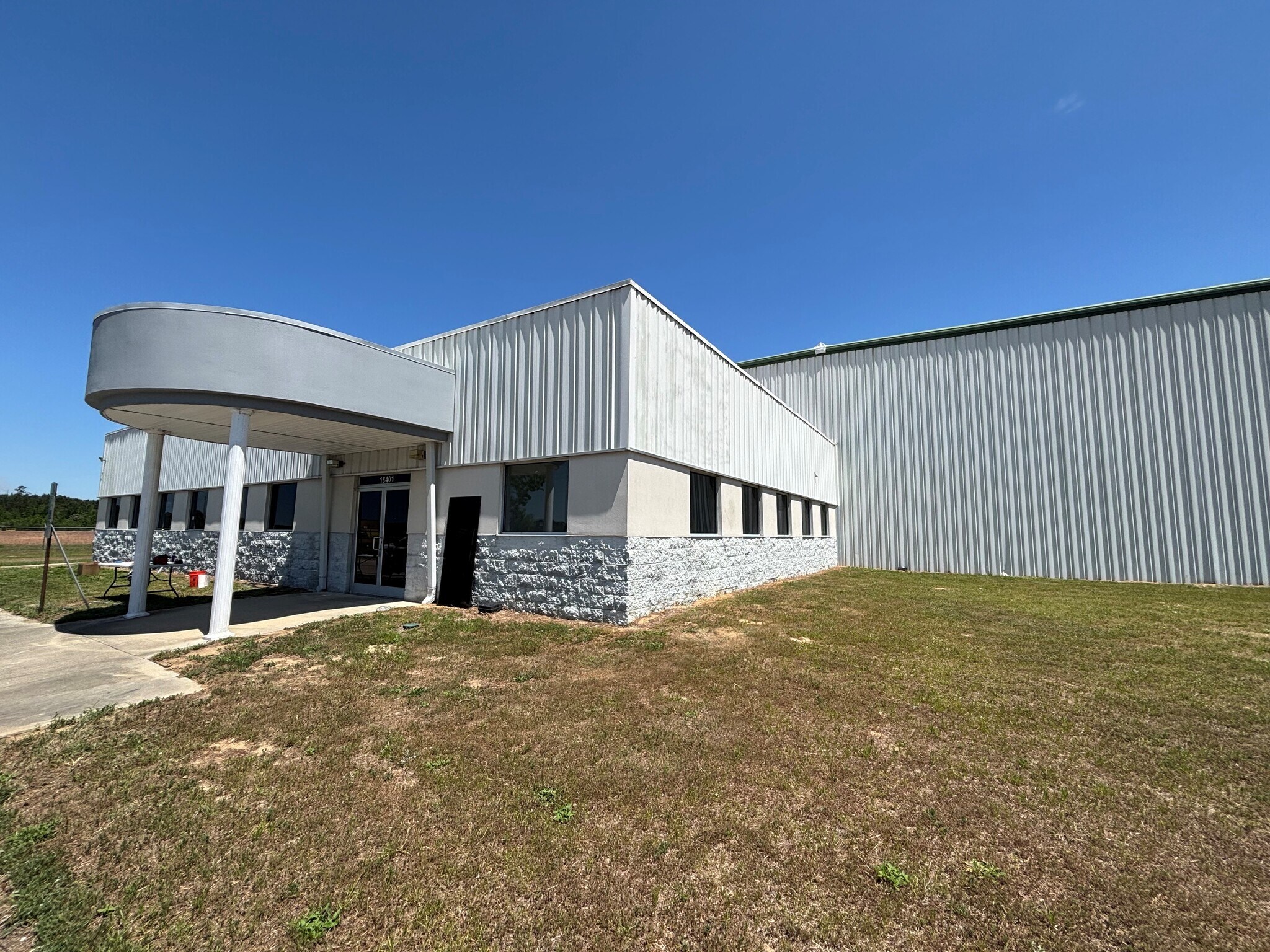 18401 Fieldcrest Rd, Laurel Hill, NC à louer Photo de l’immeuble– Image 1 sur 15