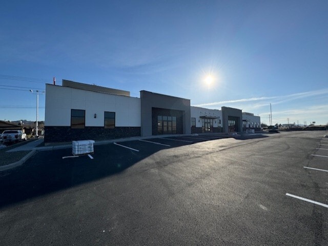 7034 W Clearwater Ave, Kennewick, WA à louer Photo de l’immeuble– Image 1 sur 10