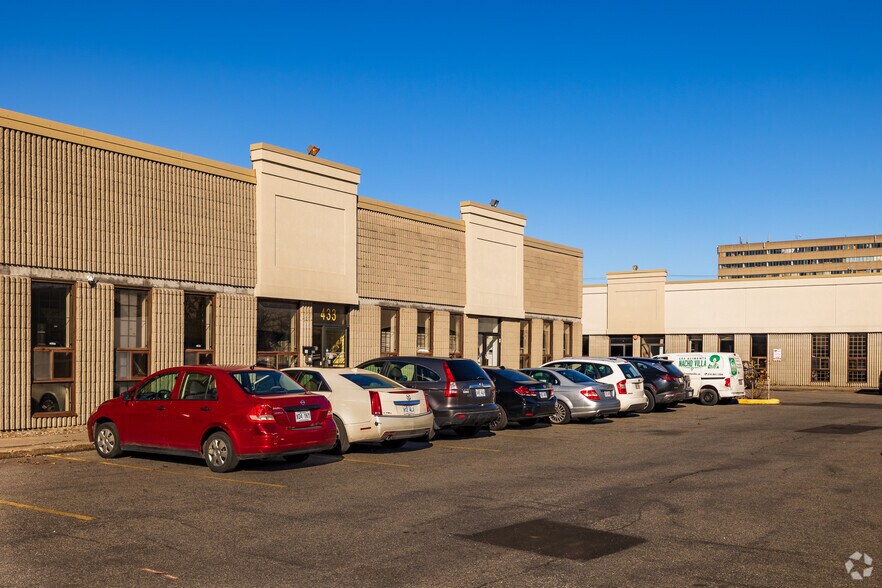 373-451 Boul Lebeau, Montréal, QC à louer - Photo de l’immeuble – Image 3 sur 6