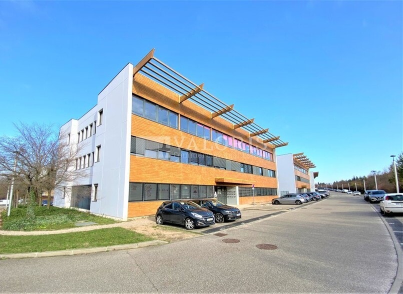 97 Allée Alexandre Borodine, Saint-Priest à louer - Photo de l’immeuble – Image 2 sur 11