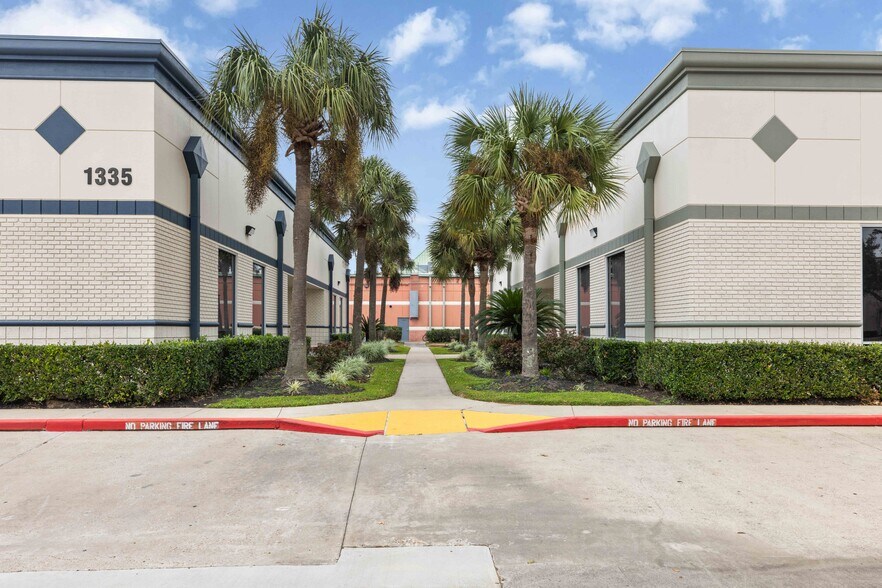 1335 Space Park Dr, Houston, TX à louer - Photo de l’immeuble – Image 2 sur 15