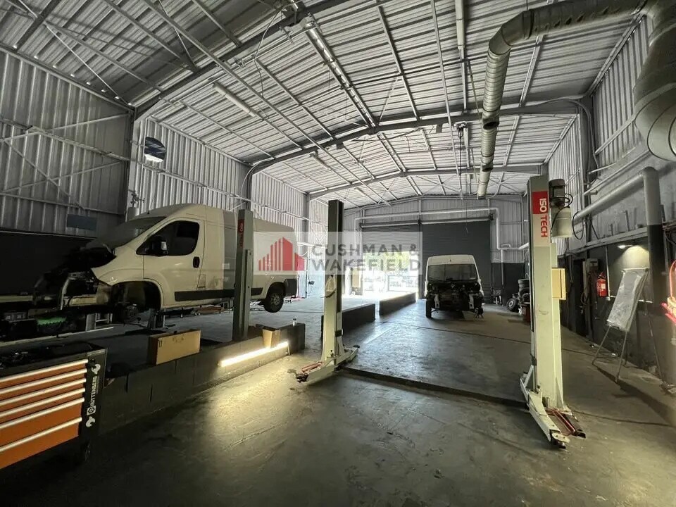 Local d’activités dans Nîmes à louer Photo de l’immeuble– Image 1 sur 4