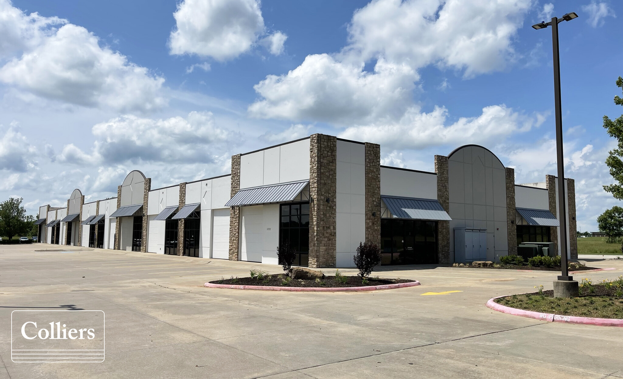 8200 SW Regional Airport Blvd, Bentonville, AR à louer Photo de l’immeuble– Image 1 sur 9