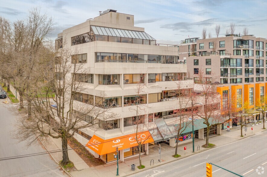 210 W Broadway, Vancouver, BC à louer - Photo de l’immeuble – Image 1 sur 15