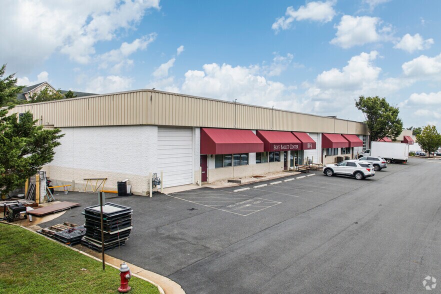 259-271 Sunset Park Dr, Herndon, VA à vendre - Photo principale – Image 1 sur 7