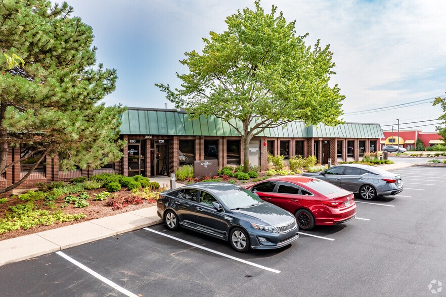 3030-3140 Finley Rd, Downers Grove, IL à louer - Photo de l’immeuble – Image 2 sur 9