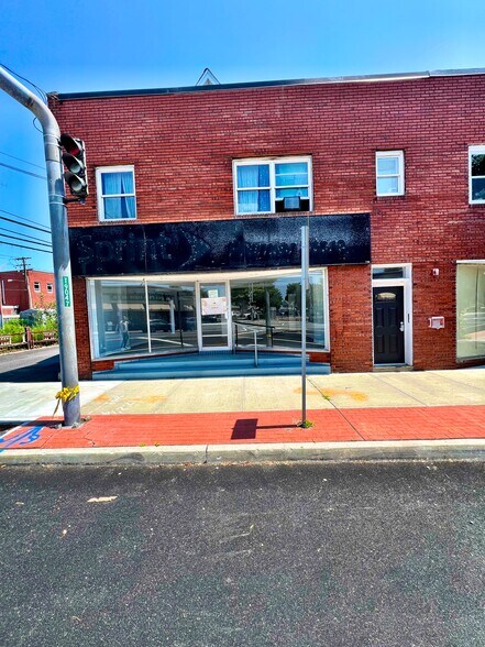 21-23 Indian Head Rd, Kings Park, NY à louer - Photo de l’immeuble – Image 1 sur 10