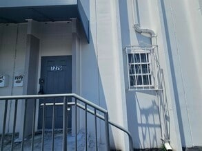 7212-7282 NW 33rd St, Miami, FL à louer Photo de l’immeuble– Image 1 sur 6