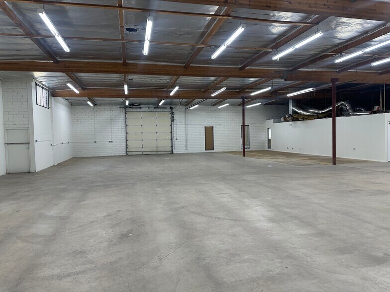 9725 Owensmouth Ave, Chatsworth, CA à louer - Photo de l’immeuble – Image 3 sur 11
