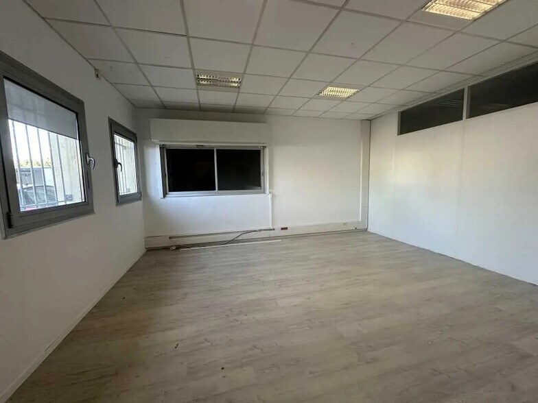 Industriel/Logistique dans Aix-en-Provence à louer - Photo de l’immeuble – Image 2 sur 9