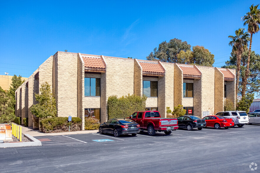 4625 Wynn Rd, Las Vegas, NV à louer - Photo de l’immeuble – Image 2 sur 3