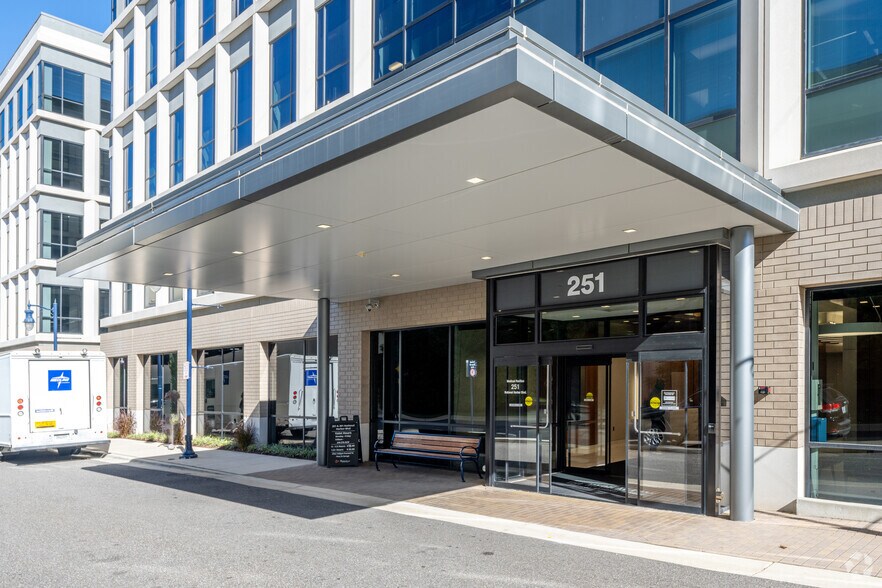 251 National Harbor Blvd, Oxon Hill, MD à louer - Photo de l’immeuble – Image 3 sur 6
