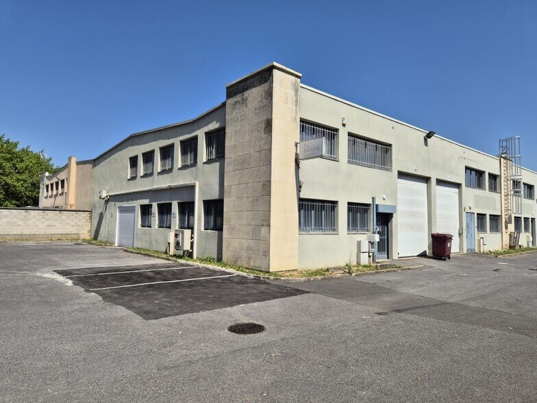 Local d’activités dans Émerainville à louer - Photo de l’immeuble – Image 1 sur 18