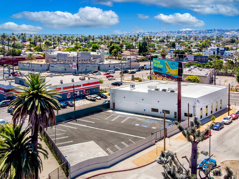 5075 W Adams Blvd, Los Angeles, CA à louer - Photo de l’immeuble – Image 3 sur 10