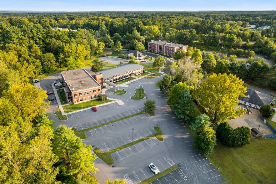 6 Care Ln, Saratoga Springs, NY à louer - Photo de l’immeuble – Image 3 sur 9