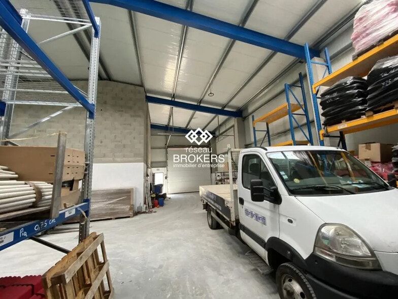 Local d’activités dans Le Versoud à louer - Photo de l’immeuble – Image 3 sur 9