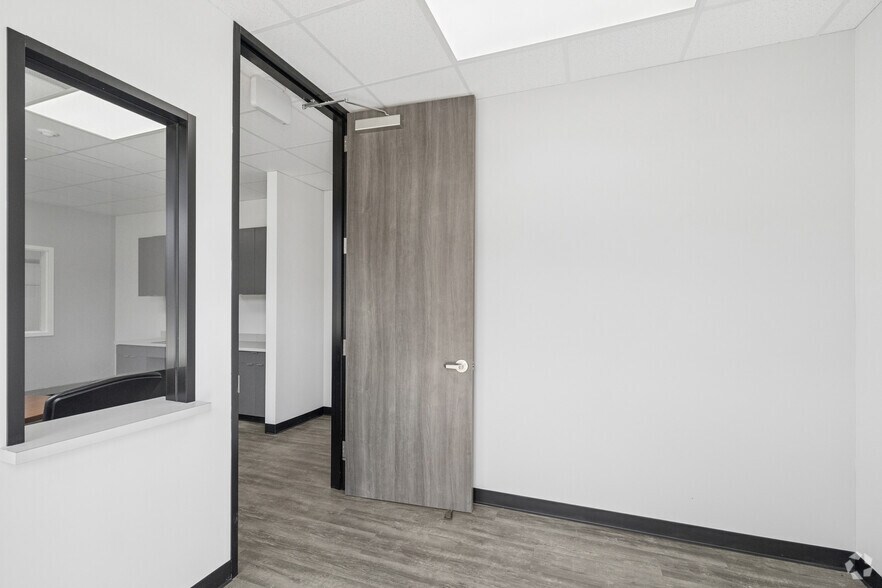 2323 S Houston Ave, Humble, TX à louer - Hall d’entrée – Image 3 sur 12