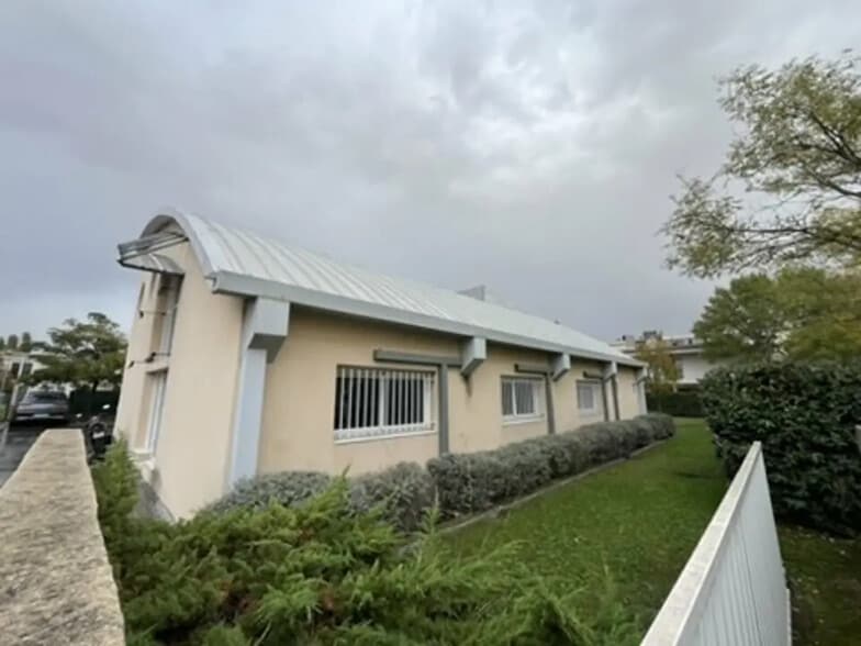 Local d'activités dans LES MILLES à vendre - Photo de l’immeuble – Image 3 sur 4