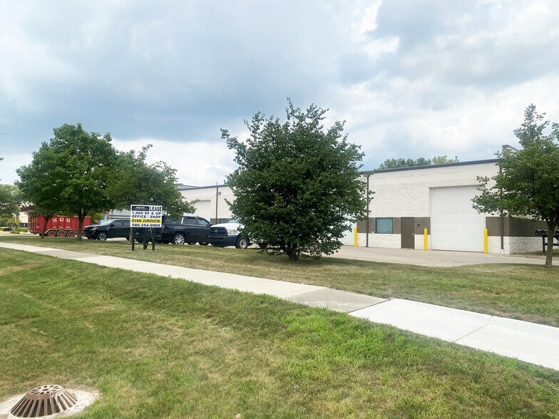 33111-33125 Louise Ave, Clinton Township, MI à louer - Photo de l’immeuble – Image 2 sur 7