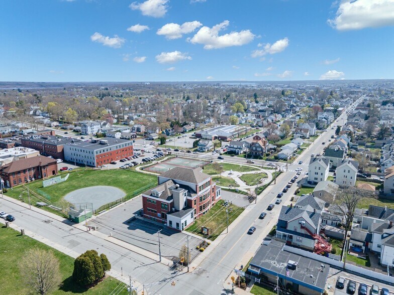 1151 Robeson St, Fall River, MA à vendre - Photo de l’immeuble – Image 2 sur 17