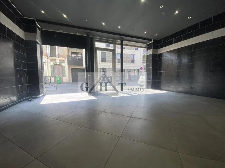 Local commercial dans Alfortville à louer - Photo de l’immeuble – Image 1 sur 7
