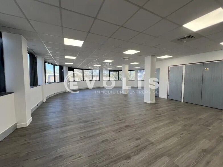 Bureau dans Noisy-le-Grand à louer - Photo de l’immeuble – Image 3 sur 9