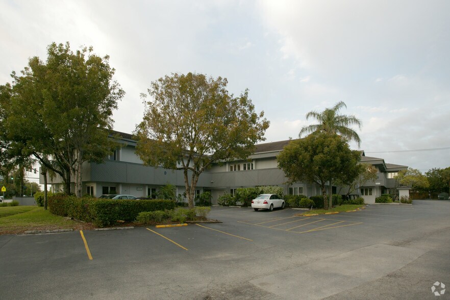 1705 Colonial Blvd, Fort Myers, FL à louer - Photo de l’immeuble – Image 3 sur 7