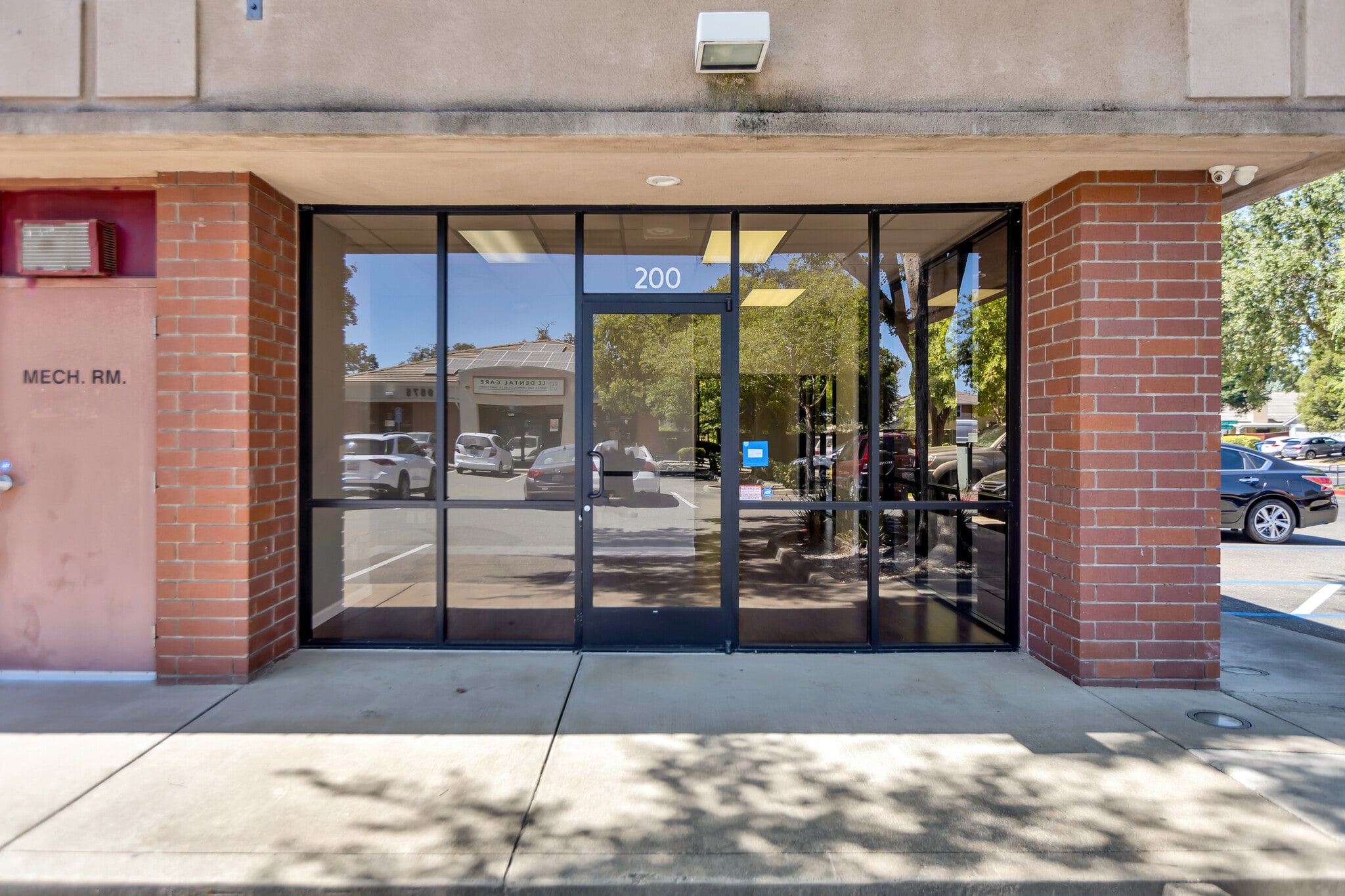 9571 Laguna Springs Dr, Elk Grove, CA à louer Photo de l’immeuble– Image 1 sur 19
