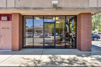 9571 Laguna Springs Dr, Elk Grove, CA à louer Photo de l’immeuble– Image 1 sur 19