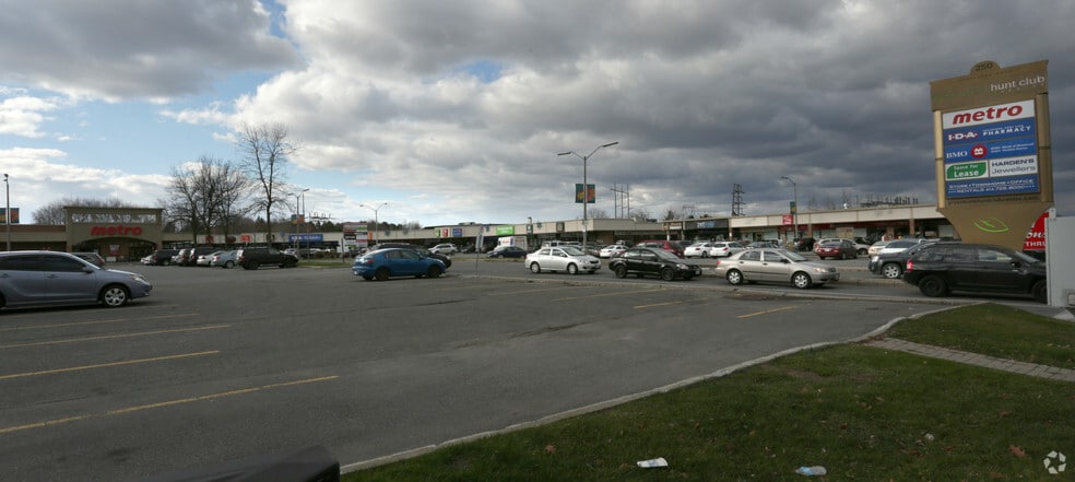250 Greenbank Rd, Ottawa, ON à louer - Photo de l’immeuble – Image 2 sur 8