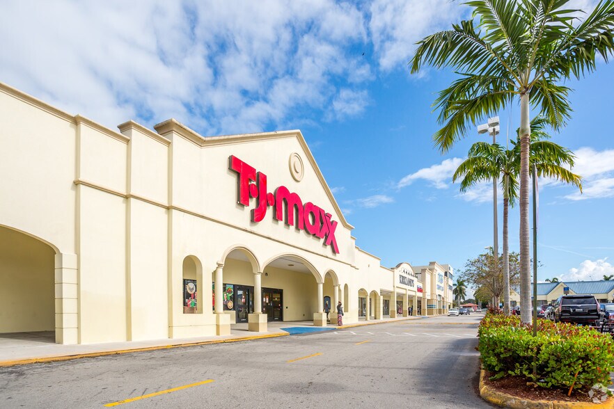 401-599 W 49th St, Hialeah, FL à louer - Photo de l’immeuble – Image 2 sur 7