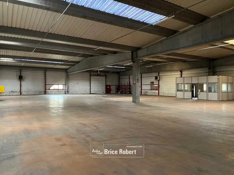 Local d'activités dans Charvieu-Chavagneux à vendre - Photo de l’immeuble – Image 3 sur 5